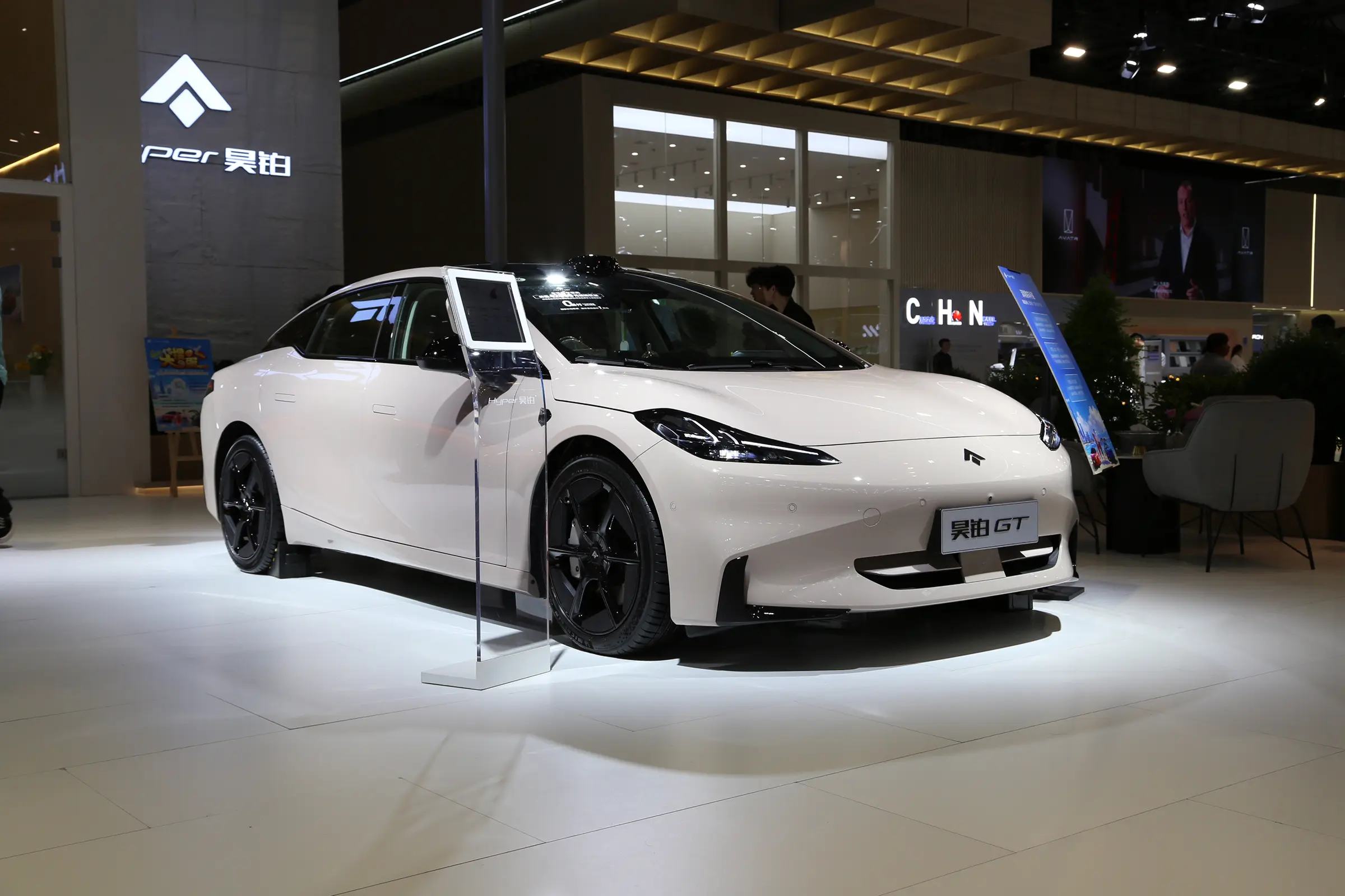 买纯电车可以看这款，L3级硬件+4.9秒破百+800V架构，售价25.99万